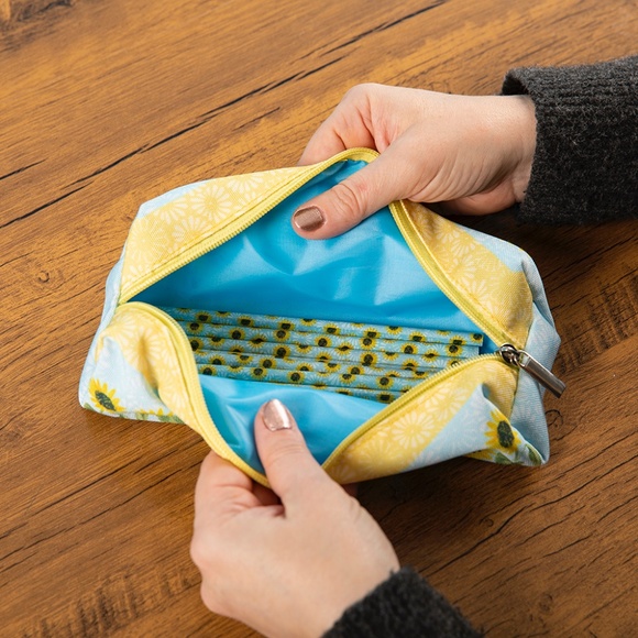 New Sunflower Makeup/Pencil case & Pencil set - Picture 4 of 6